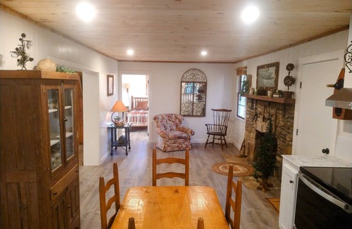 Clayton Cottage | Rose Bud Cottage by Lake Burton!