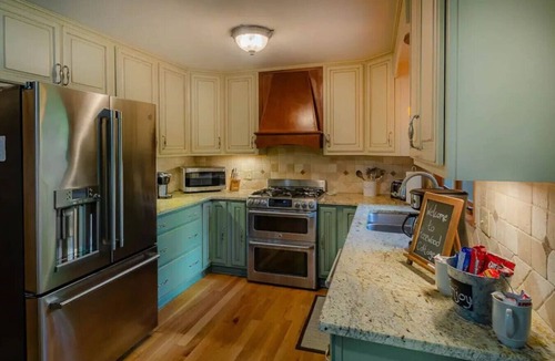 Franklin House | Rosewood Cottage Tucked Away in the Mountains