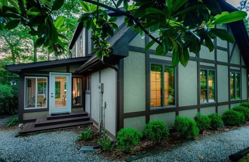 Franklin House | Rosewood Cottage Tucked Away in the Mountains