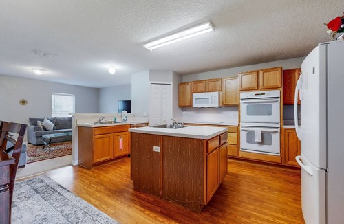 Northside House | Royal Retreat with enclosed yard and screened in back patio
