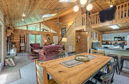 Sautee Nacoochee Cabin | Ruby Charm 5BR Cabin near Helen Main St, Anna Ruby Falls & Tanglewood! 🍁