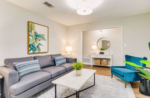 North Northwest Pensacola House | Ruby's Retreat - 🐶Dog Friendly, 🔌EV Charger, near UWF
