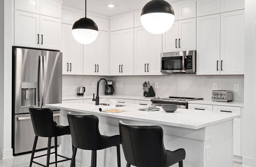 Florida Center House | Ruby’s Retreat | Luxe suites, big PVT pool & patio - mins to Universal & airport