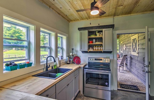Hendersonville House | Rustic & Authentic Farm Stay by DuPont Forest!
