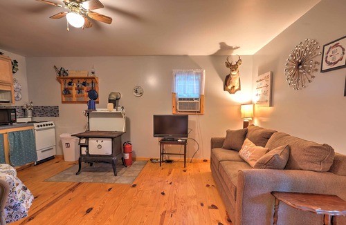 Briceville Cabin | Rustic Briceville Cabin w/Porch Tucked in Forest!