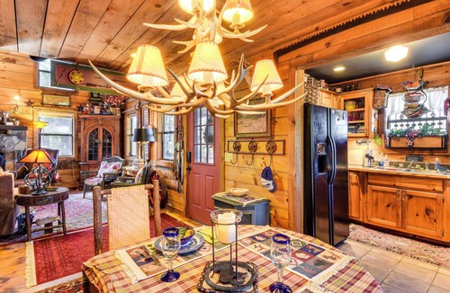 Wiley Cabin | Rustic Cabin w/Porches: 8 Mi to Tallulah Gorge!