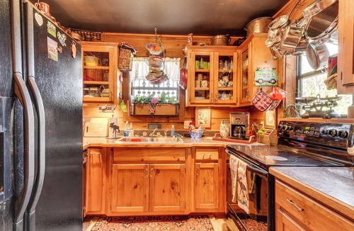 Wiley Cabin | Rustic Cabin w/Porches: 8 Mi to Tallulah Gorge!