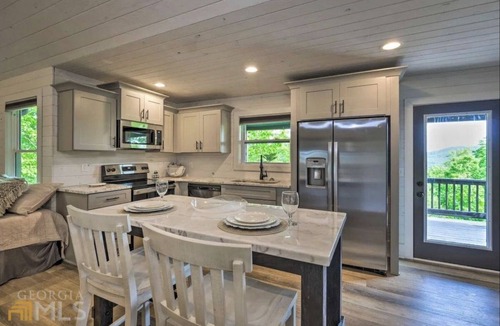 Ranger Cabin | Rustic Cabin with hot tub and Mountain View’s