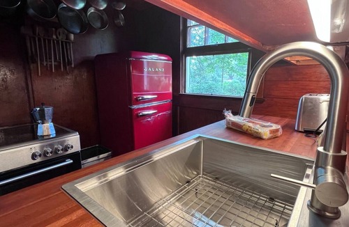 Bryans Road Ski Chalet | Rustic Colonial Chalet w/AC, only 40 minutes from Washington, D.C. - 2 bedrooms