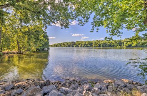 Dover House | Rustic Dover Retreat w/Porch - Walk to Boat Ramp!