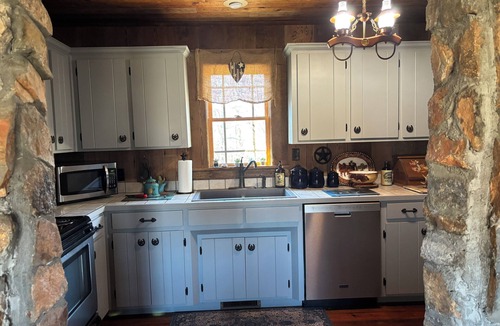 Clifton Cabin | Rustic Farm Retreat: 2BR Cabin Amidst Rolling Fields & Fresh Country Air.