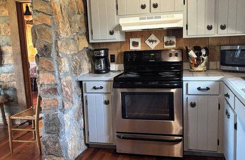 Clifton Cabin | Rustic Farm Retreat: 2BR Cabin Amidst Rolling Fields & Fresh Country Air.