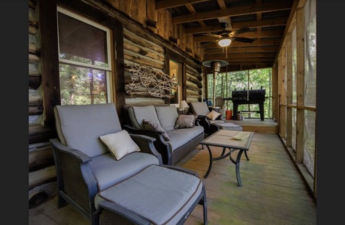 Saluda Cabin | Rustic log cabin on Pearson falls rd