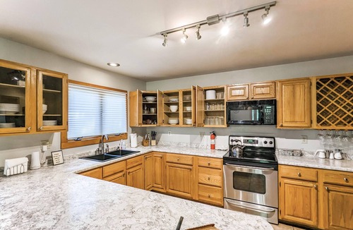 Weaverville House | Rustic Pet‑Friendly Cabin Hot Tub Sleeps 10 Walk to JuneBug Venue