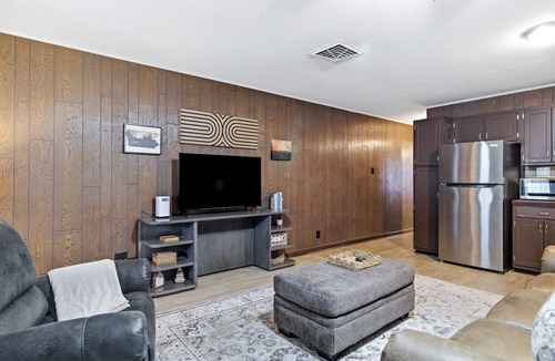 Monroe Apartment | Rustic Retreat/1BR/Near ULM, Airport & Mall