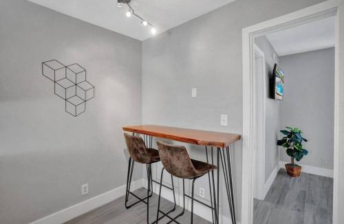 Poinciana Park Apartment | Rustic Retreats Beachy 1BR for 4 guests in the heart of Fort Lauderdale
