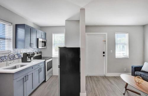 Poinciana Park Apartment | Rustic Retreats Beachy 1BR for 4 guests in the heart of Fort Lauderdale