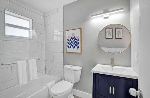 Poinciana Park Apartment | Rustic Retreats Beachy 1BR for 4 guests in the heart of Fort Lauderdale