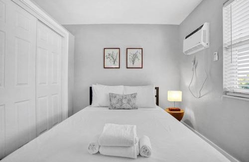 Poinciana Park Apartment | Rustic Retreats Beachy 1BR for 4 guests in the heart of Fort Lauderdale