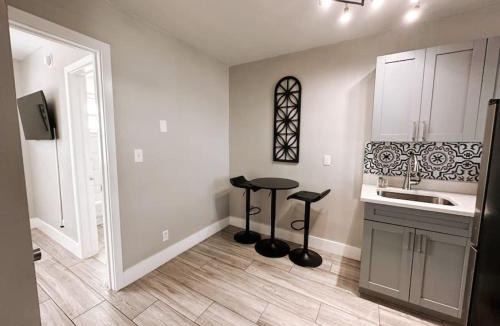 Poinciana Park Apartment | Rustic Retreats Cozy 1BR For 4 Guests Minutes From Las Olas