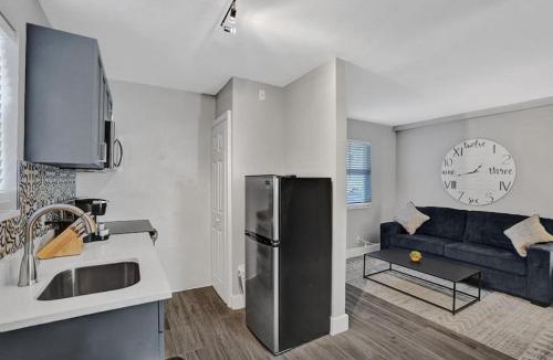 Poinciana Park Apartment | Rustic Retreats Cozy 1BR For 4 Guests In The Heart Of Fort Lauderdale
