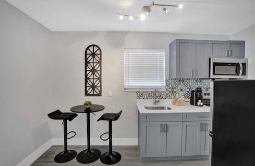 Poinciana Park Apartment | Rustic Retreats: Beachy 1BR in the heart of Fort Lauderdale