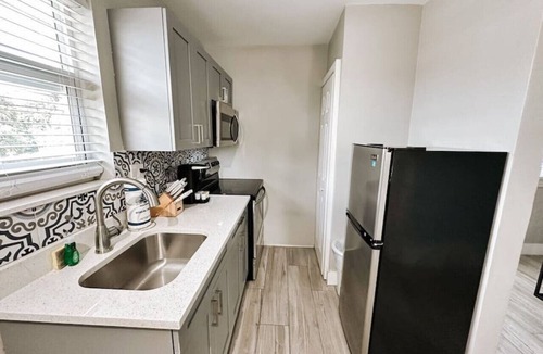 Poinciana Park Apartment | Rustic Retreats: 1BR for 4 guests minutes from Las Olas