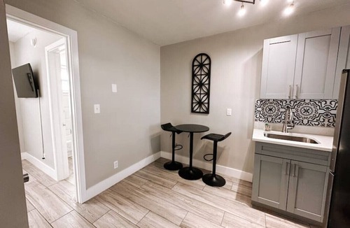 Poinciana Park Apartment | Rustic Retreats 6: Beachy 1BR in the heart of Fort Lauderdale