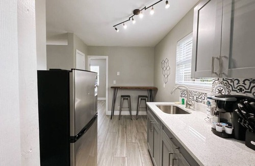 Poinciana Park Apartment | Rustic Retreats: 1BR for 4 guests minutes from Las Olas