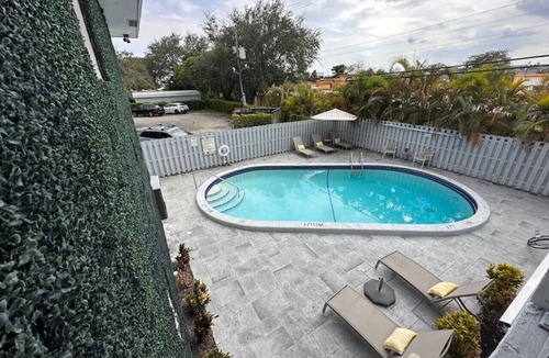 Poinciana Park Apartment | Rustic Retreats: 1BR for 4 guests minutes from Las Olas
