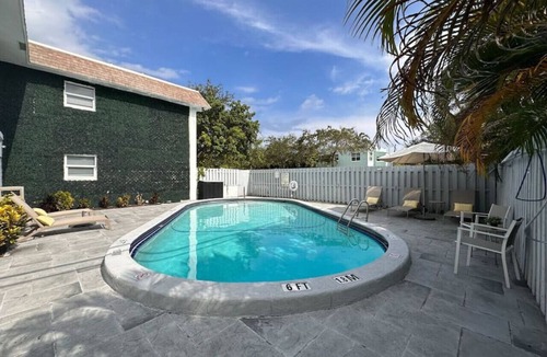 Poinciana Park Apartment | Rustic Retreats: 1BR for 4 guests minutes from Las Olas