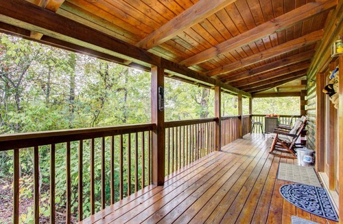 Sevierville House | Rustic Sevierville Cabin w/Covered Porch!