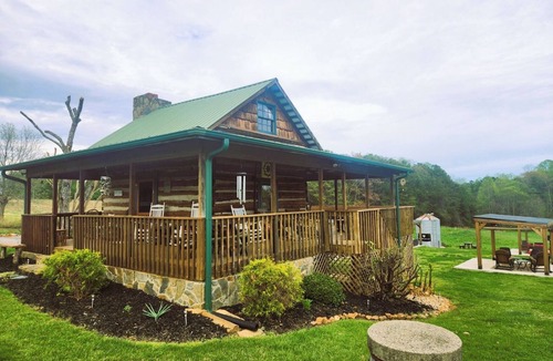 Dobson Cabin | Rustic Tobacco Cabin at Hidden Vineyard