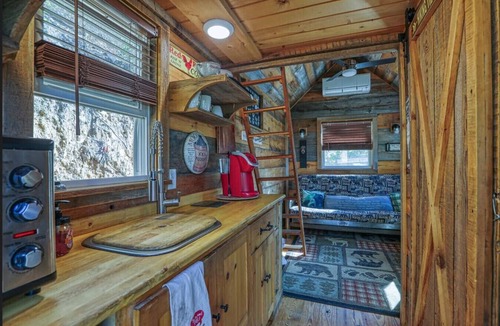 Newport Cabin | Rustic Wilderness Cabin Retreat Private Forest Getaway in East Tennessee