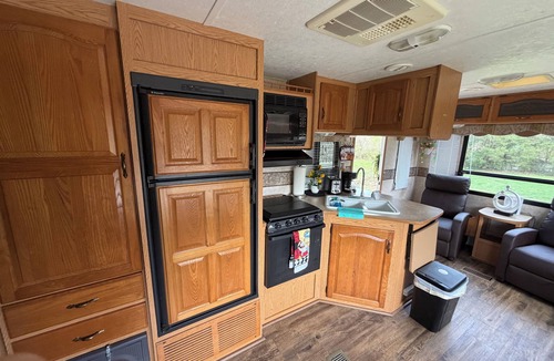 Pikeville House | Rv with 1 Bedrooms, and sofa bed Full Kitchen, Dining Area & Modern Bathroom”