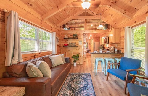 Lookout Valley Neighborhood Association Cabin | Ryon Stunning Wooded Tiny Cabin Close to Downtown