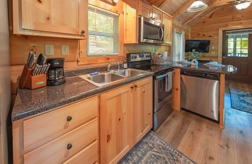Lookout Valley Neighborhood Association Cabin | Ryon Stunning Wooded Tiny Cabin Close to Downtown
