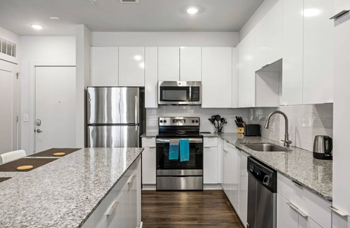 Midtown Apartment | (S2BA) Modern 2-BR, Walkable in Midtown, 1 Block from MARTA
