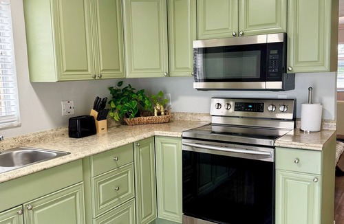 Terrace Park House | Safari theme 3BR w/Firepit, 0.5mi to Adv Isld & Busch Gardens! 5 beds, sleeps 8