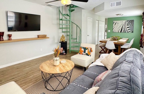 Terrace Park House | Safari theme 3BR w/Firepit, 0.5mi to Adv Isld & Busch Gardens! 5 beds, sleeps 8