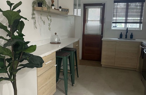 Coral Terrace Villa | safe and convenient villa w/great energy&vibes near airport w/workspace & WiFi