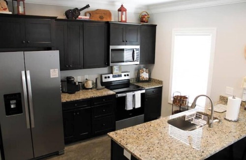 White Bluff House | Safe and Restful Luxury Townhome 30 min from Nashville
