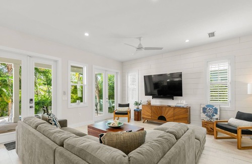 Longbeach Village House | Saltwater Pool and Spa, Private Guest Suite - Livin' La Vida Longboat