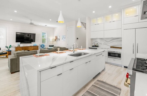 Longbeach Village House | Saltwater Pool and Spa, Private Guest Suite - Livin' La Vida Longboat