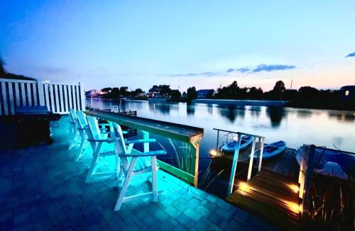 Spring Hill House | SaltwaterPool- GameRoom -Tropical Sunsets - Kayaks - Fishing