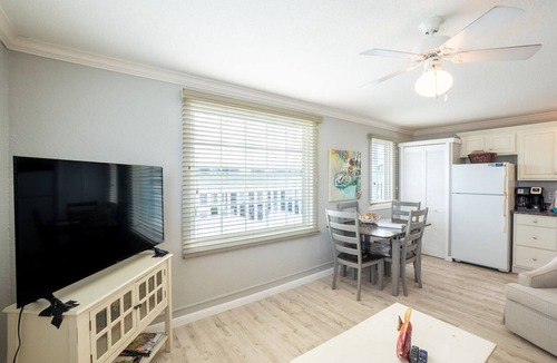 Flagler Beach Condo | Salty Kisses Seaside Condo just steps to the beach and fishing pier
