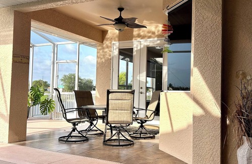 Mariner House | Salty Seahorse Serenade Lake 4-bedroom house in Cape Coral A/C POOL WiFi