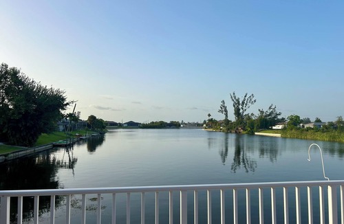 Mariner House | Salty Seahorse Serenade Lake 4-bedroom house in Cape Coral A/C POOL WiFi