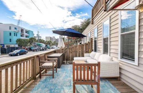 Sunset Point Villa | Salty Shack Unit B - Salty Shack - Dog Friendly Home - Across from the Beach - Central Location!