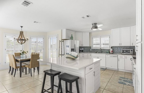 Gulf Pines House | Sand Dollar Hideaway 4 Bedroom & 4 Bath Cottage with Guest House